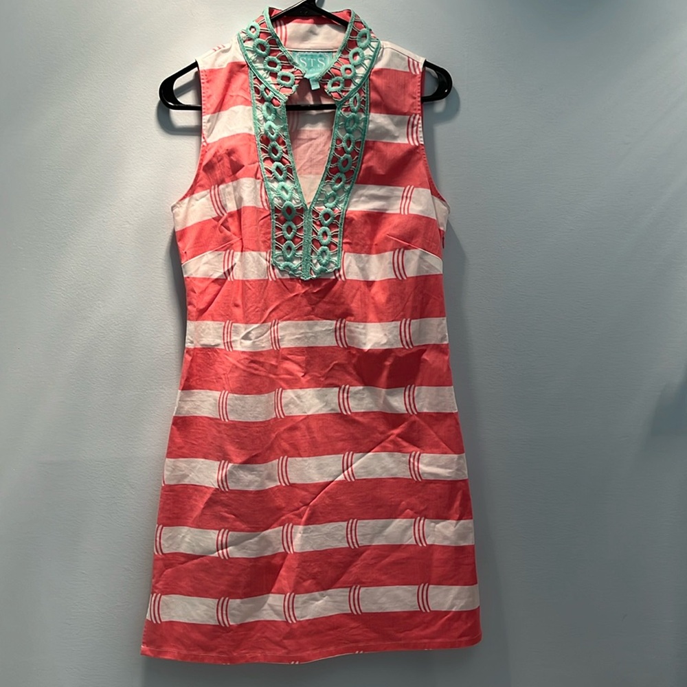 Size small, sleeveless, lightweight summer dress. Beautiful collar detail.